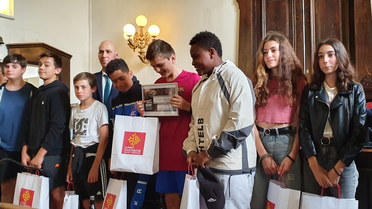 Les collégiens de <a href="/CarnotAuch/">College Carnot</a> et <a href="/SalinisAuch/">Collège Salinis</a> à l'honneur pendant la cérémonie de remise des prix du "Challenge Smart Vidéo" au Tribunal Judiciaire d'#Auch pour leurs courts-métrages sur la #laïcité 🎬 Bravo à nos lauréats et merci à leurs professeurs pour leur encadrement ! 👏👏