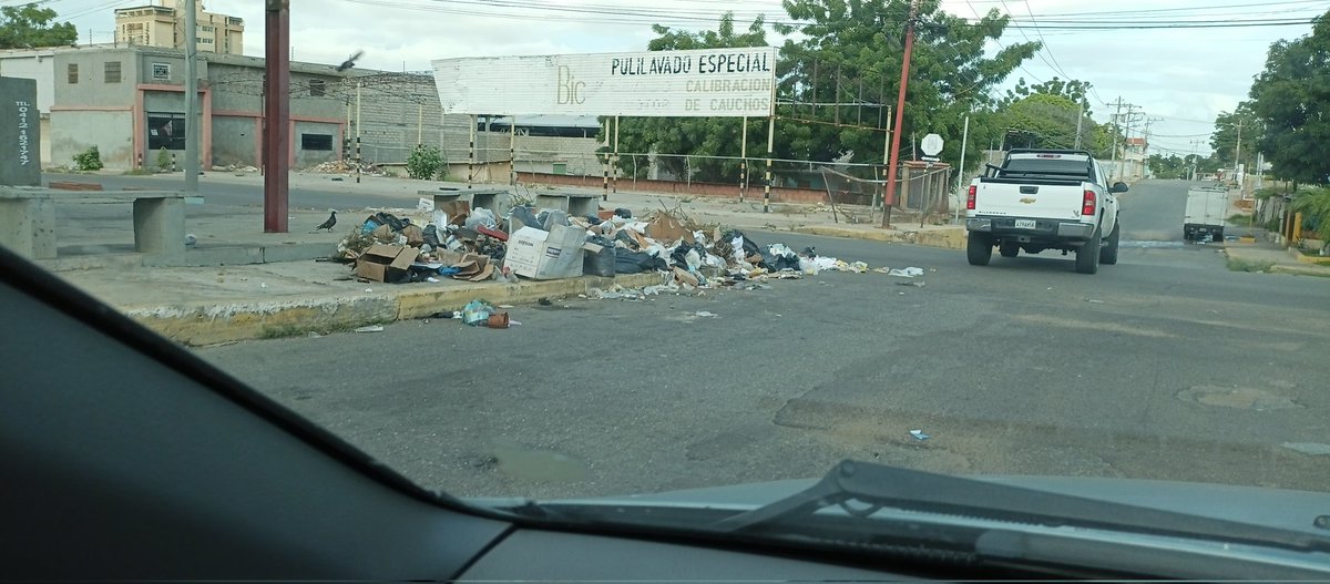 Alberto11386778's tweet photo. @ImauMaracaibo_ @RafaelRamirezC calle 85con 16 basura https://t.co/ZcQGPrKGRs