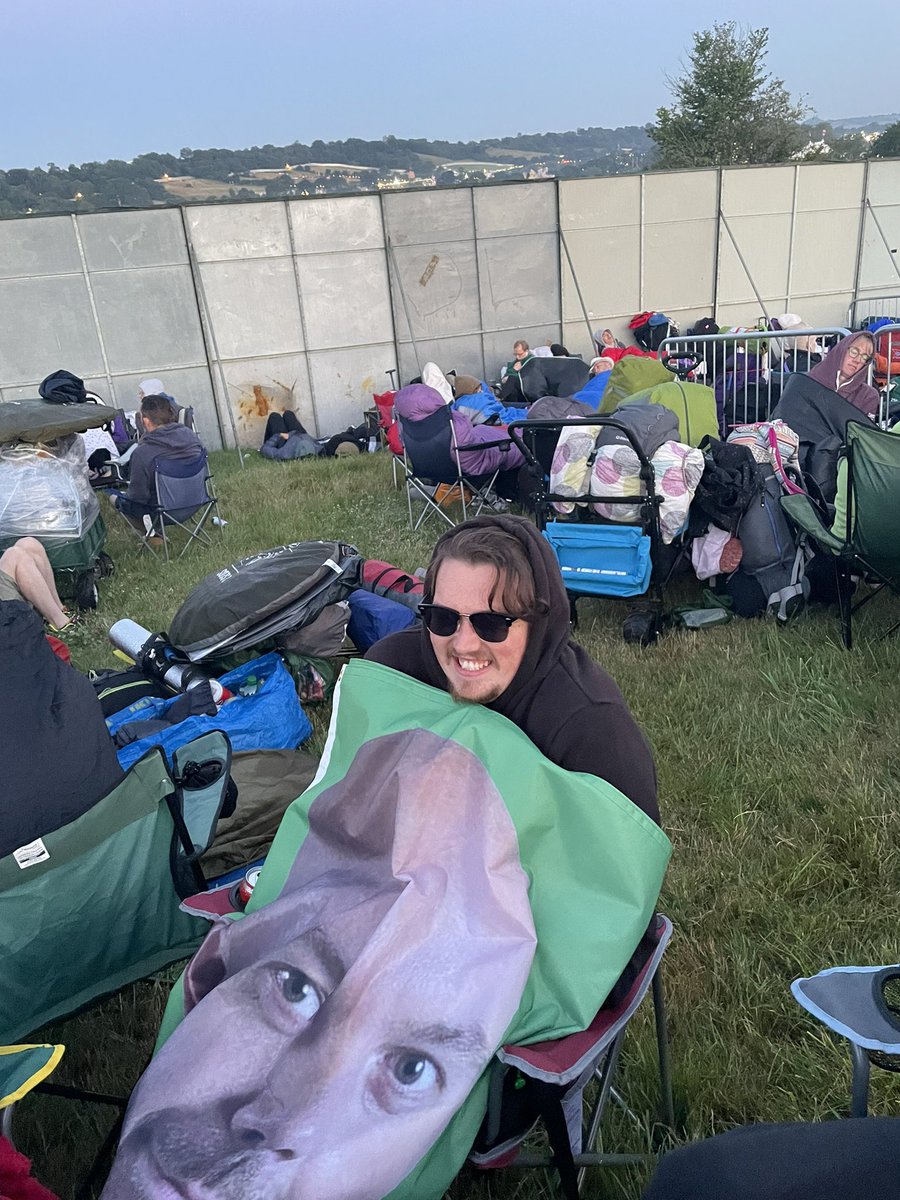 Zixtii's tweet photo. The flag has more then one use…. To stay warm in the cue in the early hours #RadioXFlags @RadioX https://t.co/fOLD6BXkbM