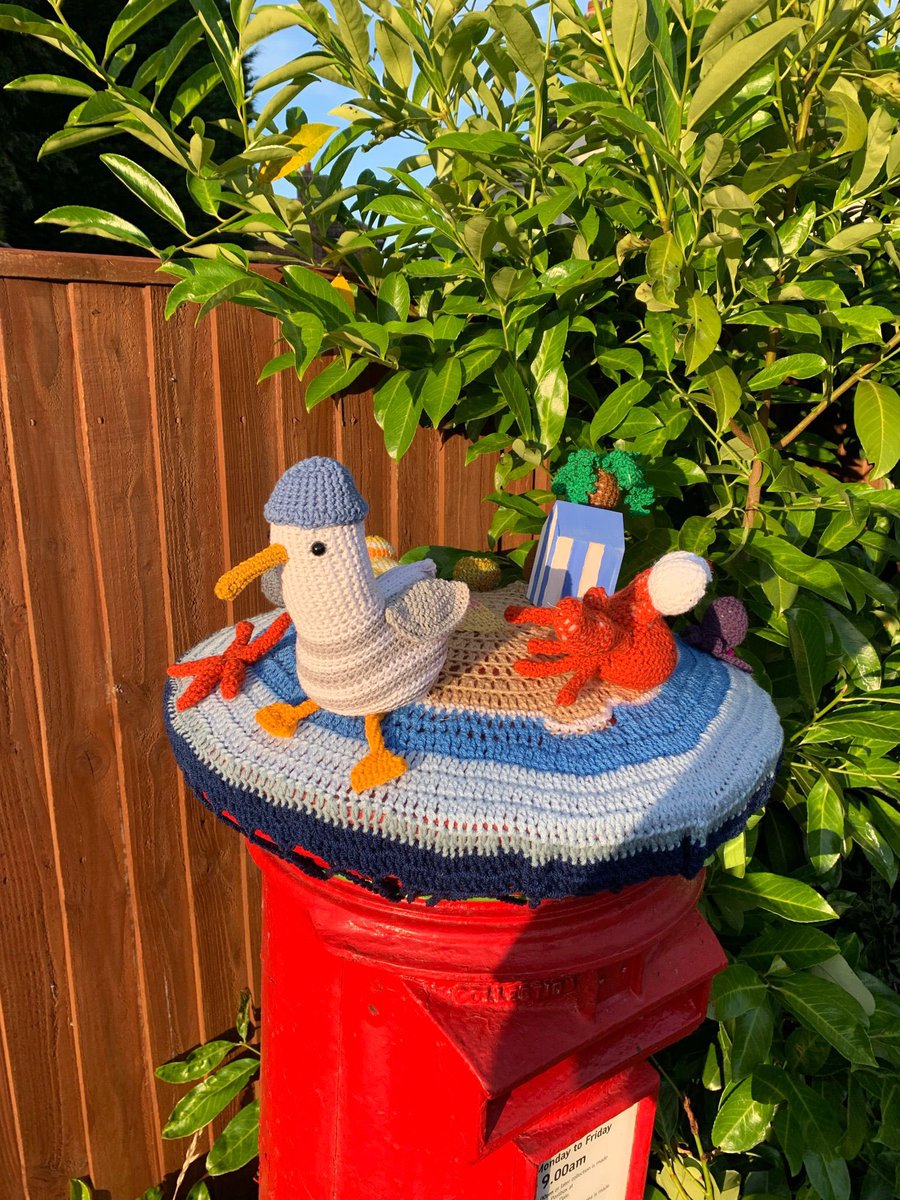 Afternoon pals. The local post box has been ‘Yarn-bombed’ again.  🐾🐾