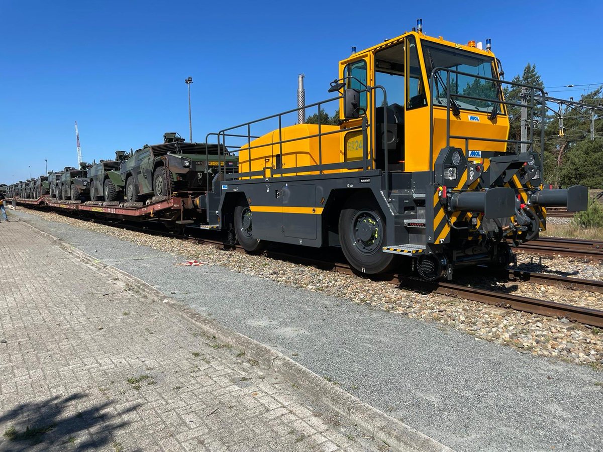 LtGenbdVerbeek's tweet photo. Als @defensie staan we voor vrede en veiligheid. Strategisch transport is daarbij essentieel voor onze wereldwijde inzet. Verplaatsen van materieel & personeel door de lucht, over de weg, over zee en via rail. Ons National Movement Coordination Centre #NMMC #DVVO #DOSCO is er van https://t.co/SyPIuRz5cj