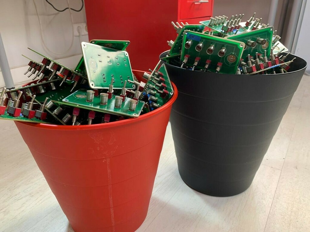 IDEAA_Lab's tweet image. They didn't pass quality test, but before going to trash, we could recover the microcontroller.
The price for all this chips was $150 a year ago, but with silicon chips shortage, the price today is about $2500 💸💸💰💰💎💎

#refurbish #atmel #shortage #painfull