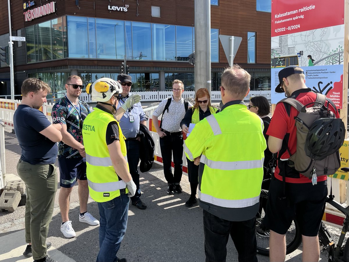 Varma kesän merkki: auringonpaahde ja #vuodenkatutyömaa'raati  työmaakierroksella. Tänään luupissa <a href="/DestiaOy/">Destia Oy</a>'n, <a href="/HelsinkiKymp/">Kaupunkiympäristö</a>'n ym. <a href="/KaPa_hanke/">Kalasatamasta Pasilaan -hanke</a>. Hyvältä näytti ja työmaavastaavan asenne ilahdutti! Raadissa mukana mm. <a href="/K2HEL/">Helsingin seudun kauppakamari</a>, <a href="/INFRA_ry/">INFRA ry</a>, <a href="/RAKLIry/">Rakli ry</a> ja <a href="/HSL_HRT/">HSL</a>