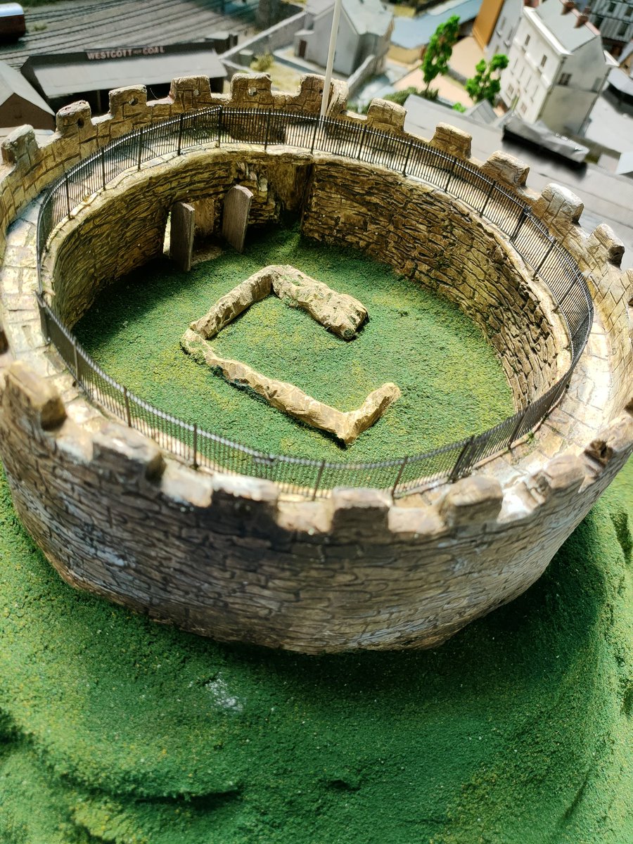 ModelTrainCntr's tweet photo. The centerpiece of the 'Ashburton to Totnes Quay' has arrived and it's a fantastic model of Totnes castle! https://t.co/JvjMPdWtwc