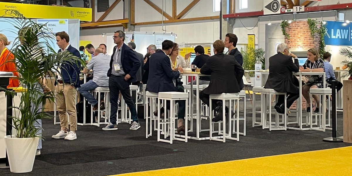 FIT_agency's tweet photo. Naast advies draait de #Exportbeurs om #netwerken. En dat wordt gesmaakt – letterlijk! Gisteren & vandaag wisselen minstens 675 startende & ervaren exportbedrijven hun praktijkervaringen uit. Schuift u morgen mee aan tafel? Last-minute inschrijven kan nog: https://t.co/mpS7P8iIdB https://t.co/BJWoygNPSV