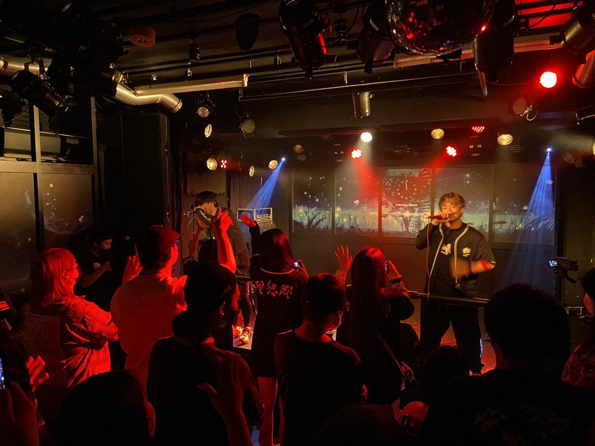 M_monster8's tweet photo. 7番手@LTSN___ @ryow_ltsn_ @happysmile_sol 
始まりました‼️

#Mモン　#赤坂  #MUSICMONSTAR https://t.co/qNKSo4MRqp