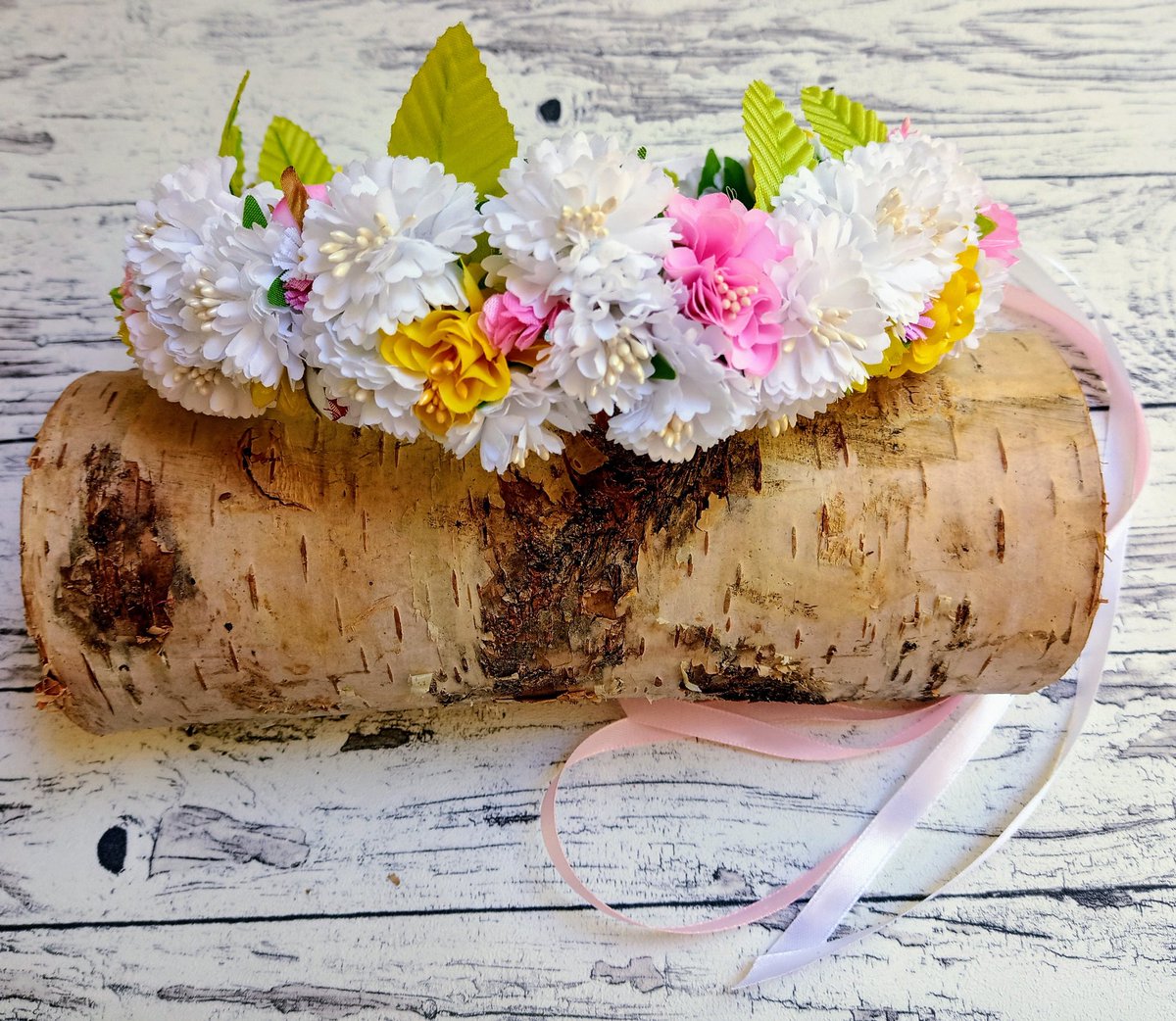 findyourflowers's tweet photo. Yesterday I said I don't have time to create new flowercrowns, today I post a new one. 😂 Mainly white, with some pink and yellow accents and light green leaves. It's adjustable with 2 ribbons in the back (white and light pink).

#flowercrown #blumenkranz #blumenkrone #fannibals https://t.co/4bqyl5mR01