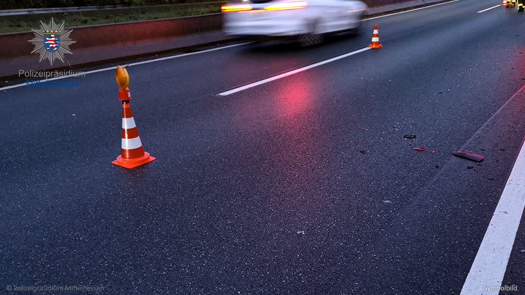 Polizei_MH's tweet photo. ⚠️ Achtung, Landkreis Marburg-#Biedenkopf ⚠️

#B62 in Richtung #Marburg, zw. #Kirchhain / Niederklein + der AS #Cölbe / Bürgeln:
Gefahr durch auslaufende Kraftstoffe auf der Fahrbahn.

➡️ Fahrt vorsichtig bzw. Umfahrt den Bereich möglichst!

#Polizei #Mittelhessen #VerkehrHESSEN https://t.co/5v8twaaqqd