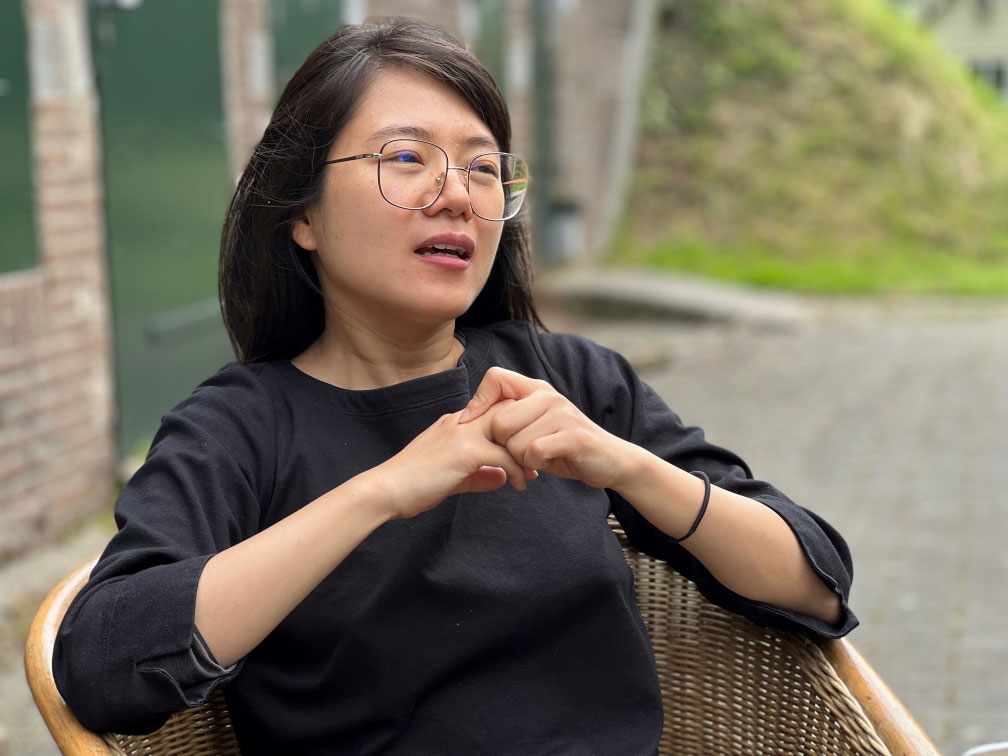 Yiyi Chen is de LekArt Air in juni. Yiyi woont sinds 2015 in Nederland. Haar werk is divers: dichten, fotograferen en schilderen. In haar recente werk creeërt ze een denkbeeldige verbinding tussen de Lek en de Xiang in haar geboortestad Changsha in China. lekart.nl/kunstenaars/le…