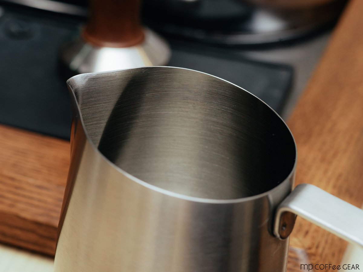 mpcoffeegear's tweet photo. #WPM社 #ステンレス #ミルクピッチャー #450ml
#再入荷
#シャープスパウト 形状(注ぎ口が鋭角的)で #ラテアート を描きやすい。内側に目盛りがあり持ち手も使い易い形状
#ミルクジャグ #エスプレッソ #コーヒー #珈琲
https://t.co/FmTelb5FRs https://t.co/HsagdE6qxz