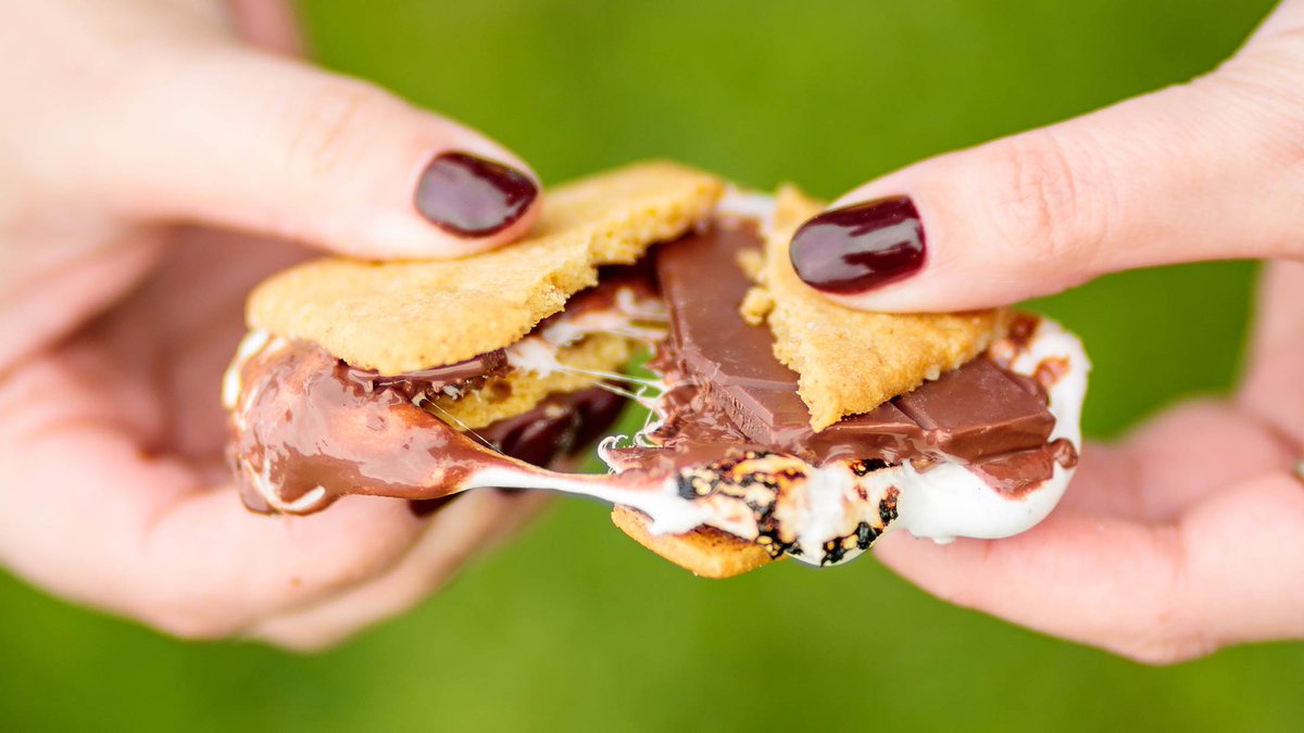 omnomchocolate's tweet image. Looking to elevate your s´mores game this summer 🔥 Feel free to insert our caramel bar 🍫 #SummerVibes #smorefun #chocolate #Iceland 🌞