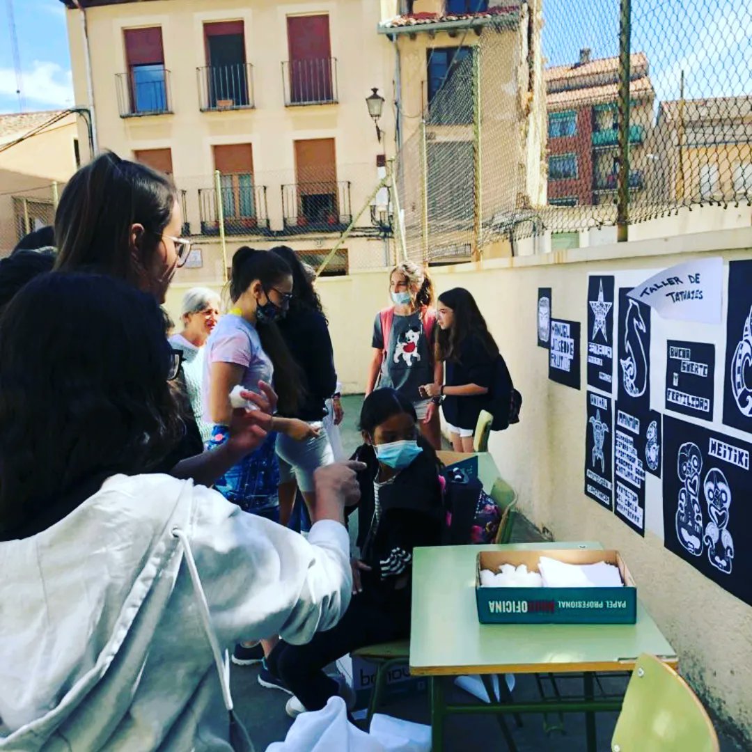 Las profes Teresa Herrero Carretero y Paz de Gregorio mediante tatuajes representativos de la cultura Mahorí <a href="/EmbajadaEspNZ/">Embajada de España en Nueva Zelanda</a> <a href="/education_spain/">Education Office of Spain in Australasia</a> han finalizado las acciones del conomiento histórico de un emprendedor segoviano: Manuel José de Frutos, q dejó huella al otro lado del 🌏