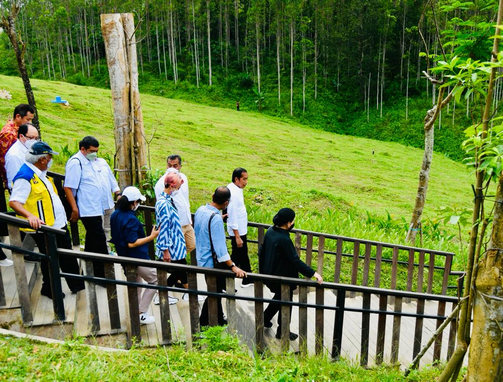 RadioElshinta's tweet photo. Presiden Jokowi bersama Ketua DPR, Mensesneg, Menteri Investasi/Kepala BKPM, Menteri PUPR, Kepala Badan Otorita IKN, Gub. Kalimantan Timur Isran Noor dan para Pemred berfoto di Titik Nol IKN, Penajam Paser Utara, Kaltim, Rabu (22/6) 

Foto: Laily Rachev - Biro Pers Sekpres https://t.co/cIUbyUH6YE
