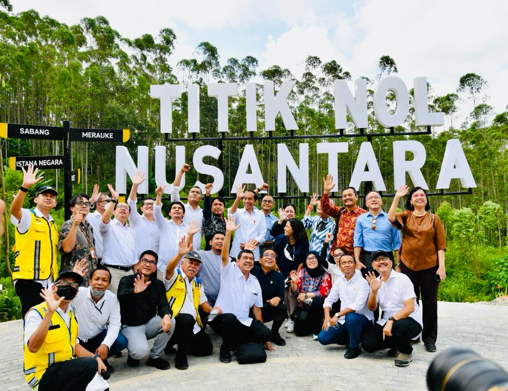 RadioElshinta's tweet photo. Presiden Jokowi bersama Ketua DPR, Mensesneg, Menteri Investasi/Kepala BKPM, Menteri PUPR, Kepala Badan Otorita IKN, Gub. Kalimantan Timur Isran Noor dan para Pemred berfoto di Titik Nol IKN, Penajam Paser Utara, Kaltim, Rabu (22/6) 

Foto: Laily Rachev - Biro Pers Sekpres https://t.co/cIUbyUH6YE