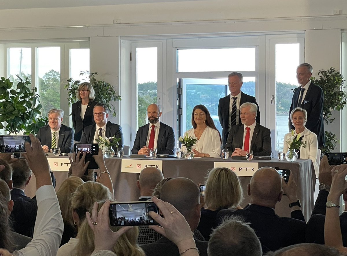 MikaelSjoberg's tweet photo. Idag undertecknas det nya Huvudavtalet på Sveriges arbetsmarknad. Återigen visar partssystemet sin styrka. @TCOSverige https://t.co/FzFOeXGbEc