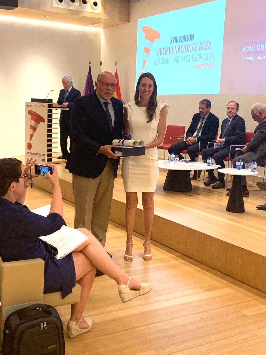 acex_asociacion's tweet photo. Balizamiento Láser AXM16 de @tecnivial. Proyecto ganador de la categoría general. Arancha Lauffer, consejera delegada de Tecnivial, recoge el premio 🏆 ¡Muchas felicidades! https://t.co/QipBNv4AwI