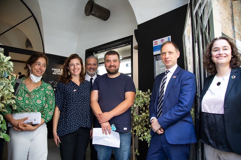 ukinlebanon's tweet photo. Ambassador @ianfcollard and Development and Humanitarian Director @lucyfandrews visited #UKaid funded projects as part of the 🇬🇧's response to the devastating Beirut Port blast back in August 2020.
Full story here: 👉 https://t.co/ysB5xGCGNs https://t.co/YAOdrdlnjy