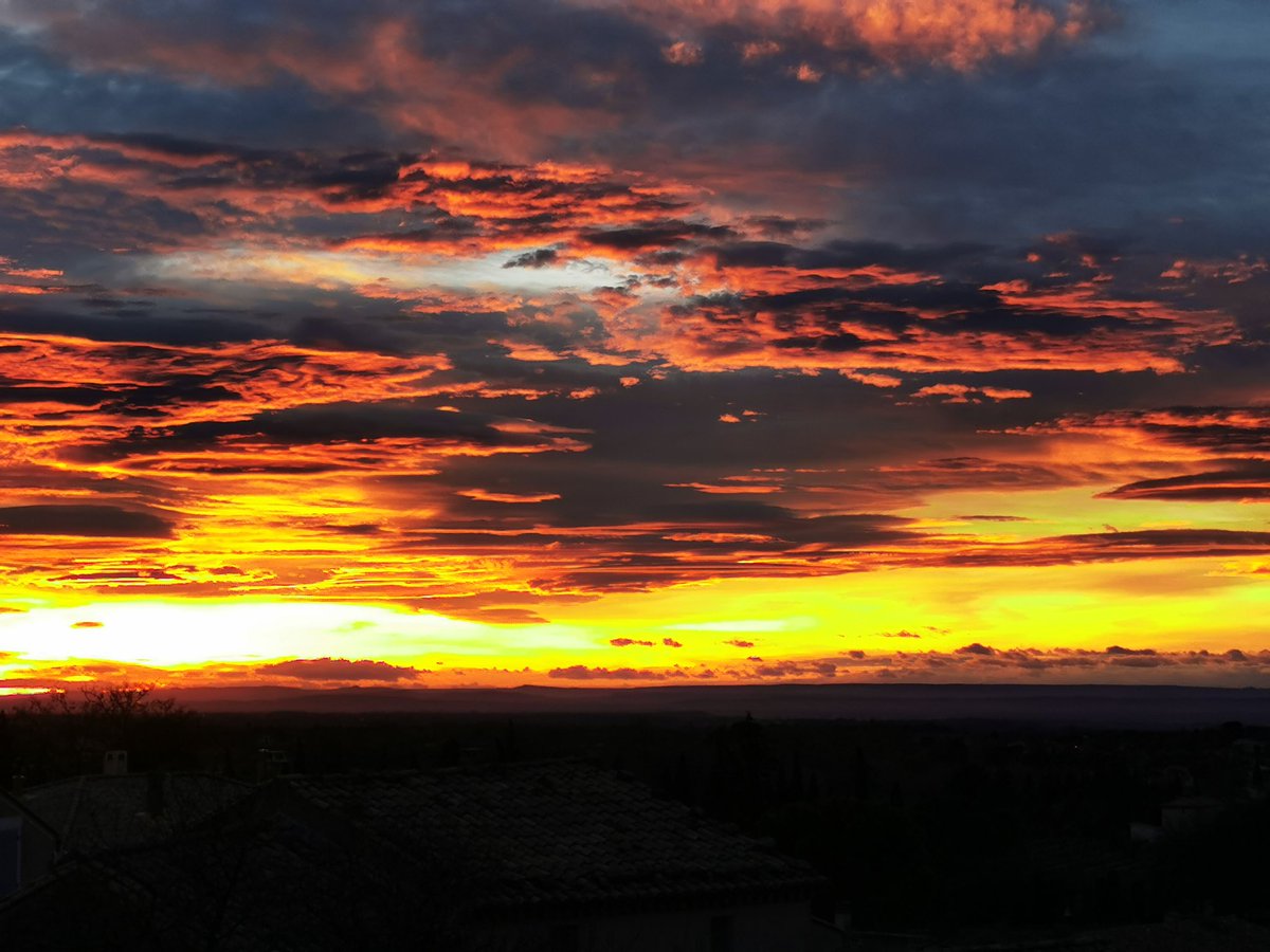 Unable to decide on the price of this collection, I put the first copy up for auction 🔥

☀️24h auction
☀️Minimum bid 0.01 $eth

The collection features 10 unique shots taken at the same location but showin a different sky and one beautiful Time-lapse 😊

opensea.io/assets/matic/0…