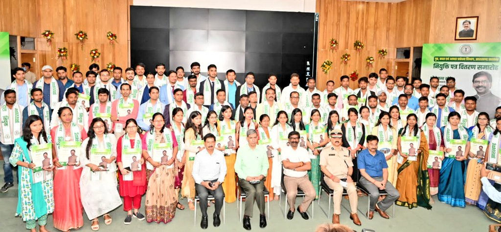 विधि विज्ञान प्रयोगशाला में नए पदाधिकारियों की नियुक्ति से प्रयोगशाला की जांच क्षमता में वृद्धि होगी। अन्य राज्यों पर हमारी निर्भरता कम होगी। लंबित मामलों की संख्या भी कम होगी। मुख्यमंत्री श्री <a href="/HemantSorenJMM/">Hemant Soren</a> जी के नेतृत्व में झारखंड इतिहास रच रहा है। अशेष शुभकामनाएं 💐💐