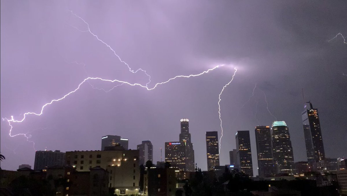 mayabanitt48's tweet photo. @latimes @CBSLA @KTLA @weatherchannel @CNN @ABC7 @NBCNews Incredible light show over downtown LA tonight - 4:30am 6/22/2022 https://t.co/KsrC3Nhlau