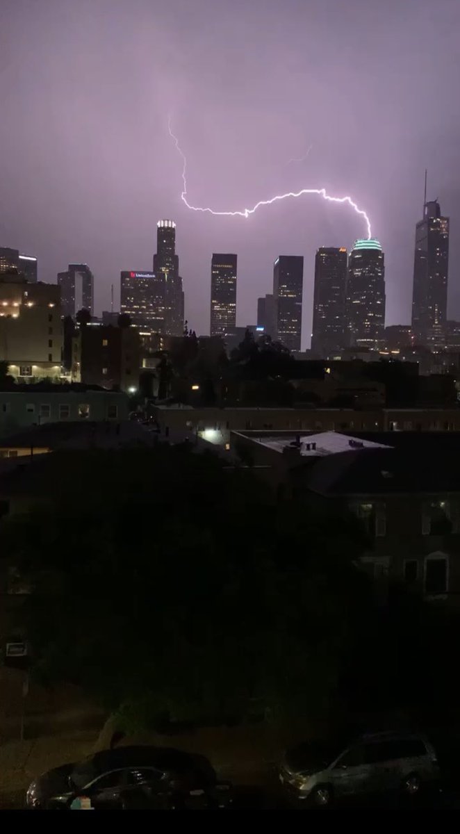 mayabanitt48's tweet photo. @latimes @CBSLA @KTLA @weatherchannel @CNN @ABC7 @NBCNews Incredible light show over downtown LA tonight - 4:30am 6/22/2022 https://t.co/KsrC3Nhlau