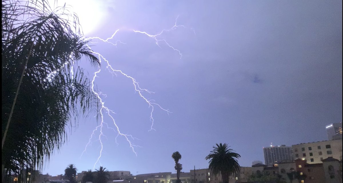 mayabanitt48's tweet photo. @latimes @CBSLA @KTLA @weatherchannel @CNN @ABC7 @NBCNews Incredible light show over downtown LA tonight - 4:30am 6/22/2022 https://t.co/KsrC3Nhlau