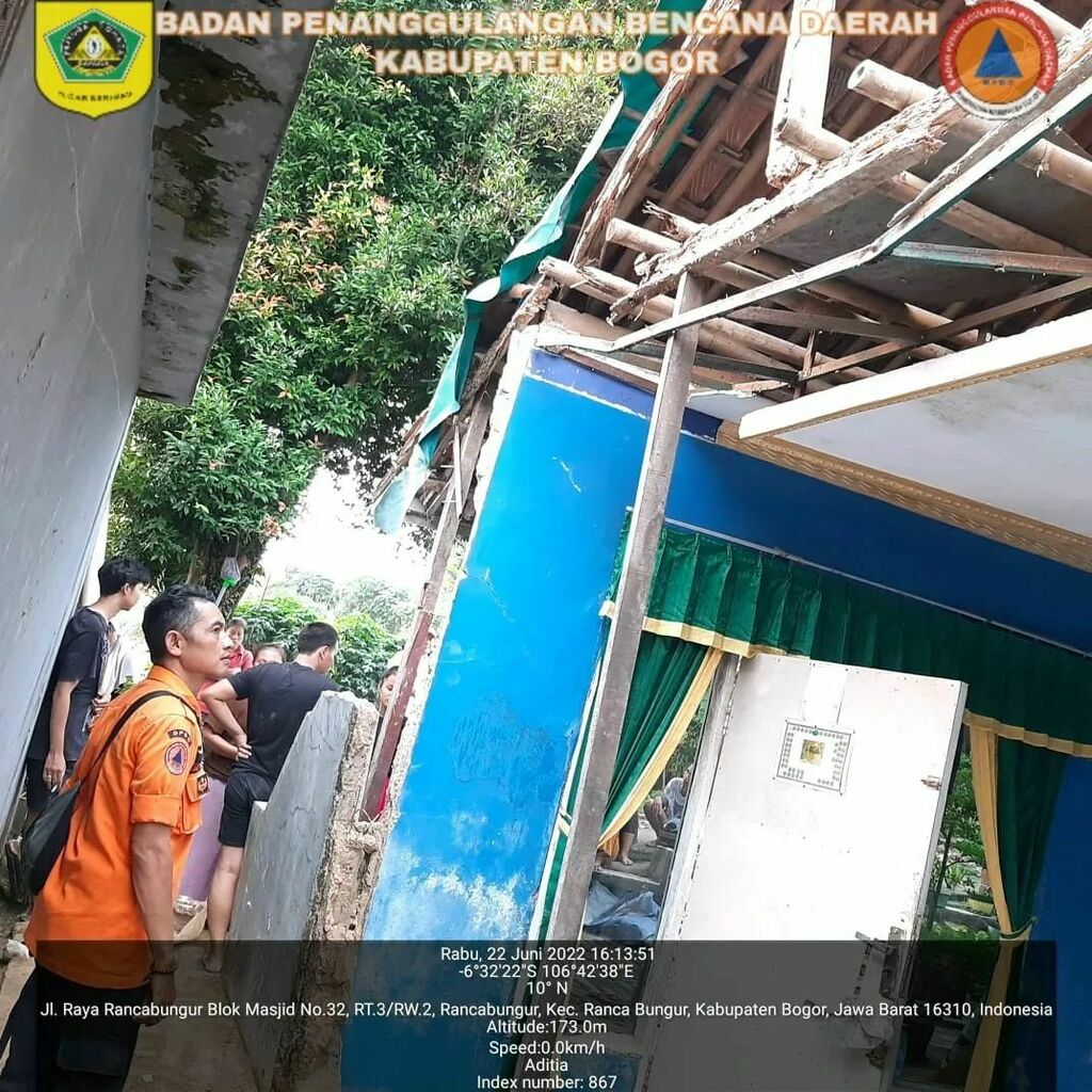 PusdalopsKab's tweet photo. pada hari Rabu, 22 Juni 2022, TIM TRC BPBD Kabupaten Bogor melakukan Assesment  Bencana Alam Angin Kencang yang terjadi hari Rabu, 22 Juni 2022  Pukul 13.30 WIB, yang berlokasi Kp. Wates Kaum Rt. 03/02 Desa Rancabungur Kecamatan Rancabungur Kabupaten Bog… https://t.co/zvqygyZ8JI https://t.co/OJ3tZd1y1n