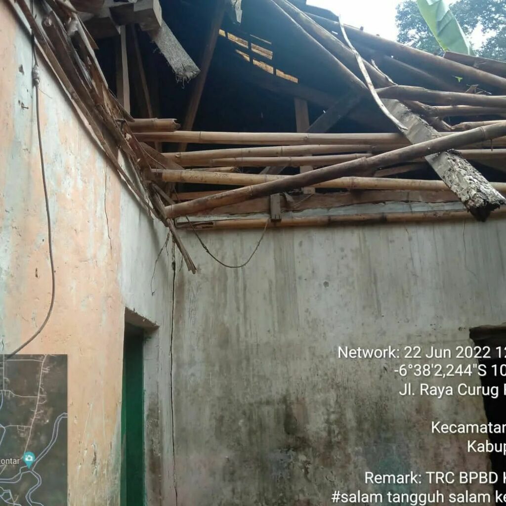 PusdalopsKab's tweet photo. pada hari Rabu, 22 Juni 2022, TIM TRC BPBD Kabupaten Bogor melakukan Assesment  Bencana Alam Angin Kencang yang terjadi hari Selasa, 21 Juni 2022  Pukul 19.00 WIB, yang berlokasi 
Kp. Sipon Rt. 02/01 desa Karyasari
Kecamatan Leuwiliang Kabupaten Bogor

K… https://t.co/hRyMVY9btl https://t.co/8hXQcLkKwG