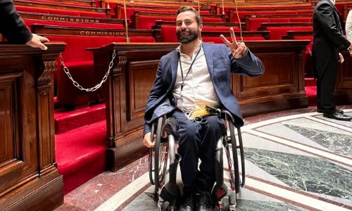 Sébastien Peytavie, 1er député en fauteuil, fait sa rentrée informations.handicap.fr/a-sebastien-pe…