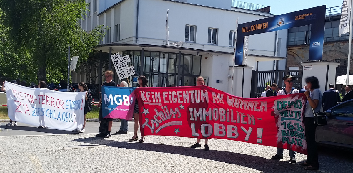 #TDImmo22 #kreuzberg #enteignung #b2206 #mietenwahnsinn #immolobby #dwenteignen Bereits bei der Ankunft wurden die Immo-Lobby-Vertreter*innen mit Transparenten und wütenden Rufen empfangen: "Wir enteignen Euch alle!"