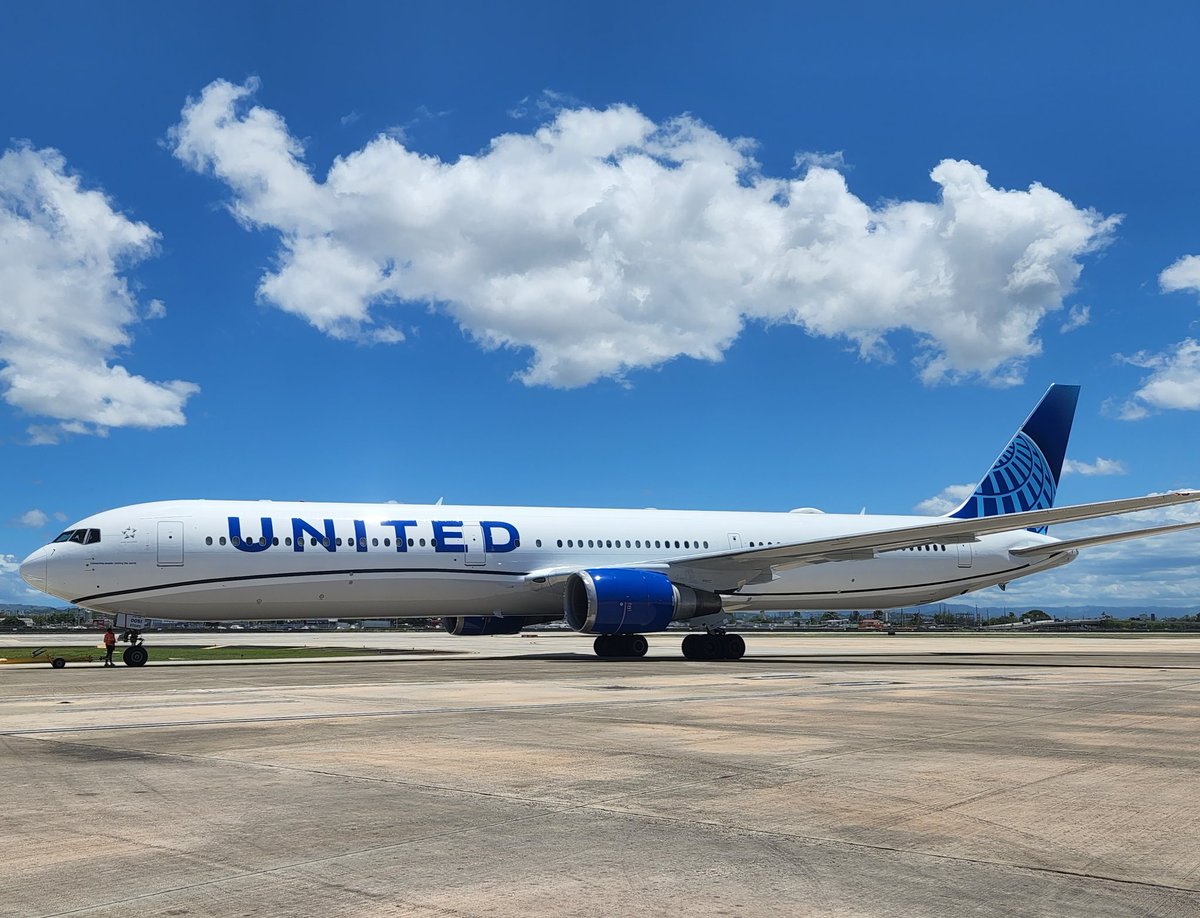 Our Captain's final flight!!! Flight 1173 Captain Jonathan Plavnick what a pleasure meeting you and having at our beautiful station as your last flight
 #SJUROCKS #Retirementflight @weareunited #unitedairlines @OJCordova1028 @secappanera @MannyPrieto3