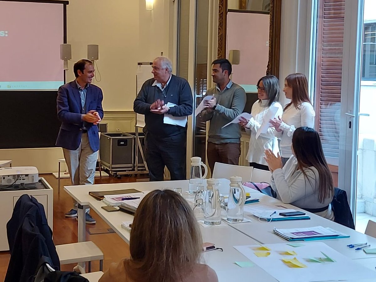 ProyectoMoves's tweet photo. A su vez, desde MOVÉS se otorgaron cursos de formación para obtención de libreta profesional a 12 mujeres (3 por empresa). https://t.co/t2U9m2ErzV