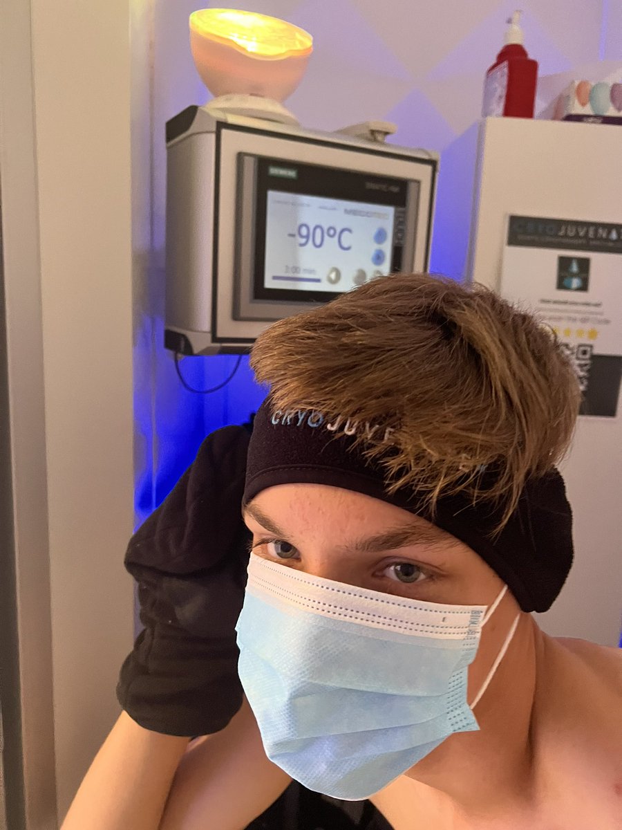 Keeping it super #icy ❄️🥶on this #hotday 🥵😎 how are you keeping cool!  Maybe try our #wholebodycryotherapy chamber at -90C 🤪 perfect for #football #preseason #recoveryprogram 💥    cryojuvenate.com
