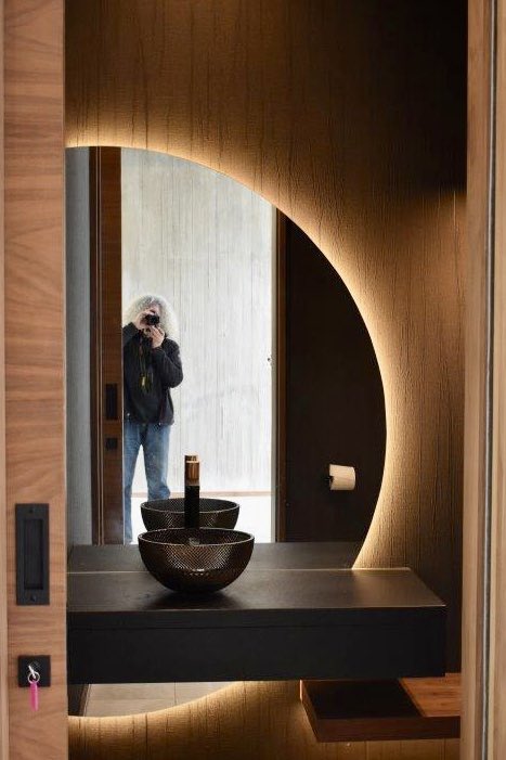 Snagging the white loo paper and pink plastic key ring, but otherwise pretty good 👍 #bespokejoinery