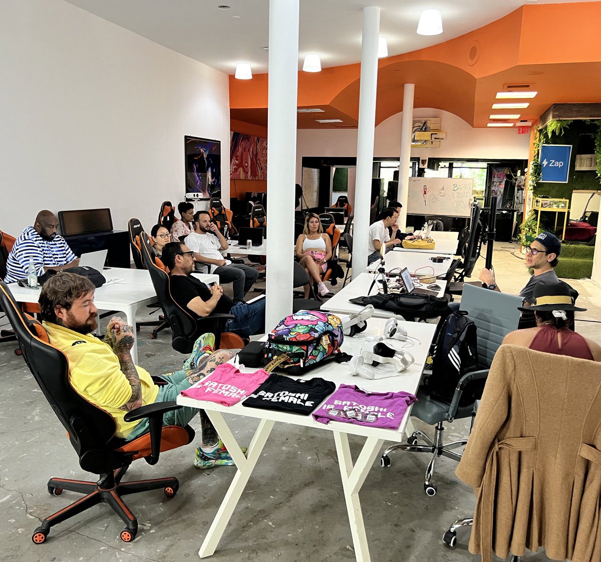 's tweet image. We are now at the @BitcoinCenterNY for our educational sessions hosted by @scarlett_arana and the real experts like @michaelgold founder of @shaderverse ! 

JOIN US for Happy Hour at 3pm with all #Bitcoin OGs !!! 

#BitcoinCenter #NYC #AR #blender #NFT #NFTCommumity