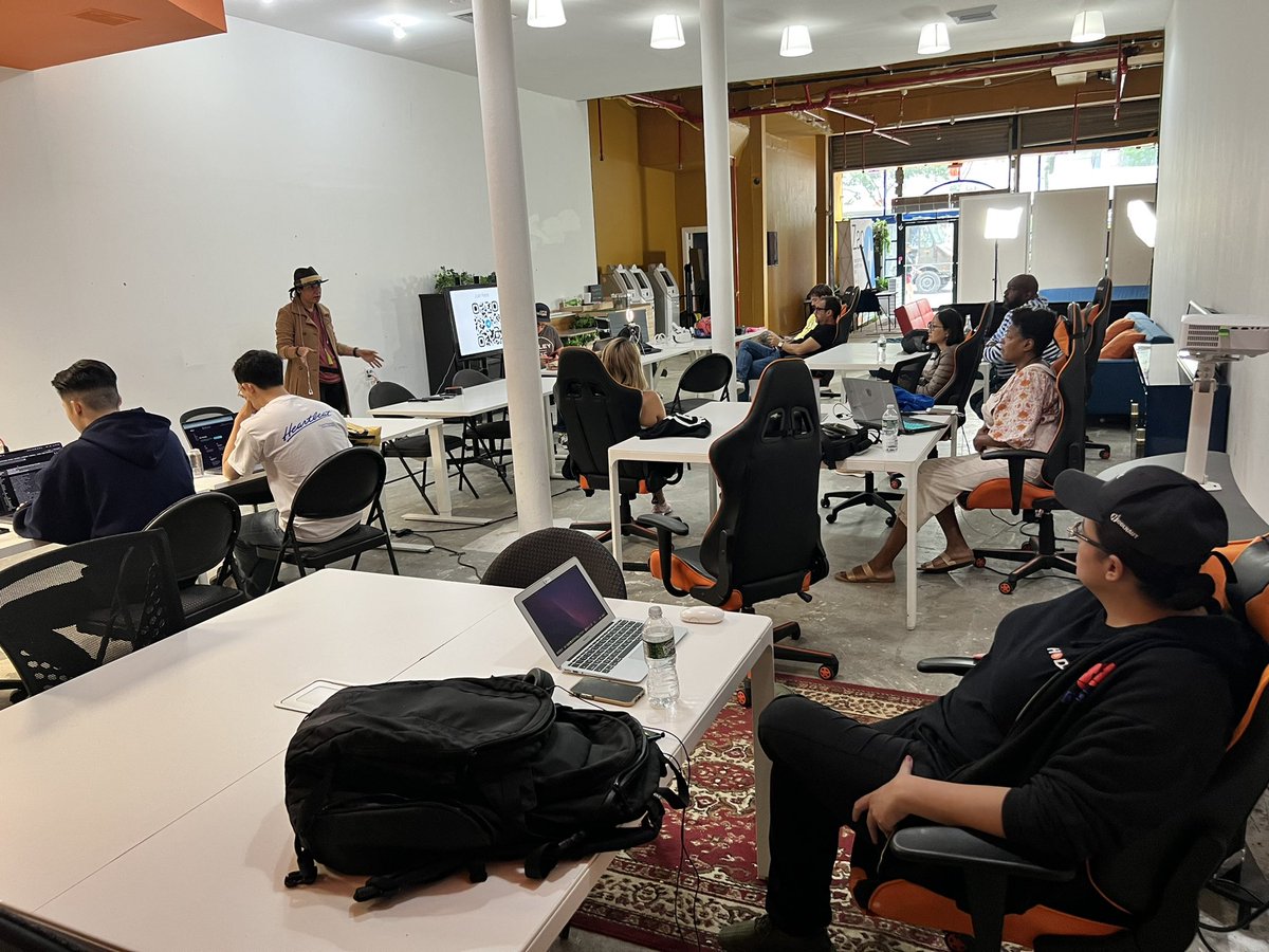 's tweet image. We are now at the @BitcoinCenterNY for our educational sessions hosted by @scarlett_arana and the real experts like @michaelgold founder of @shaderverse ! 

JOIN US for Happy Hour at 3pm with all #Bitcoin OGs !!! 

#BitcoinCenter #NYC #AR #blender #NFT #NFTCommumity