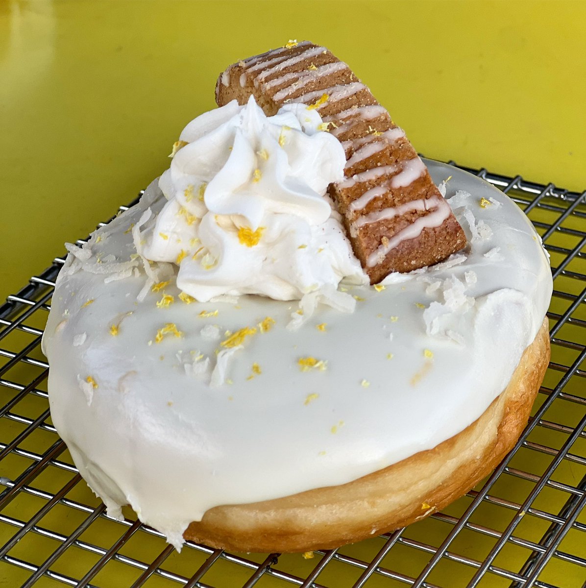 glazedsyr's tweet photo. βFill It Fridayβ Presents π
Lemon Coconut Biscotti π₯ π
Our yeast shell filled with lemon filling , lemon glaze , coconut shavings , topped with a lemon biscotti. Limit 8 per person. See you Friday. #lemonfilled #donuts https://t.co/nEnzy0b1XI