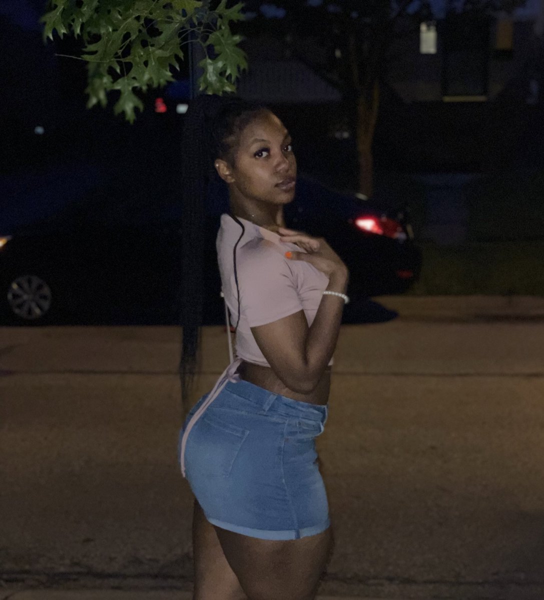 Being_MayaJane's tweet photo. A bitch gon smile, but I know she don’t like me 💗 https://t.co/fo2NnqwiiB