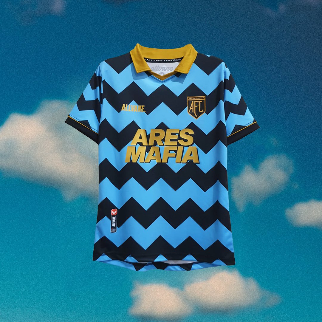 Ares_Store's tweet photo. Pour nous faire pardonner de t’avoir fait croire à un nouveau maillot, on a décidé de t’en faire gagner un 👀

Pour signer au ARÈS FC et gagner le maillot :

1️⃣ Retweet et follow @Ares_Store 
2️⃣ Raconte-nous ton meilleur souvenir au stade en commentaire 🏟 

Bonne chance ✊🏼 https://t.co/pvdsLy7EYT