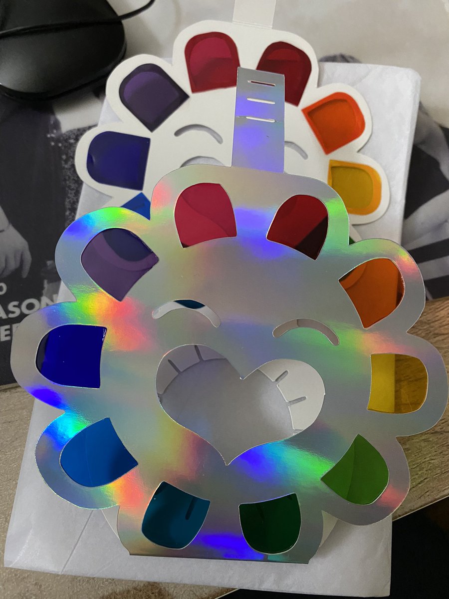 LoveGlowberry's tweet photo. — Los ARMYs que iran a Lollapalooza tuvieron la idea personalizar sus army bombs y se les ocurrió colocar una flor de colores como las que usa y representa a Hobi en frente de la army bomb, para mostrar apoyo a j-hope en dicho día de su presentación

@BTS_twt | ©jjkclean https://t.co/1qMQcShTSt