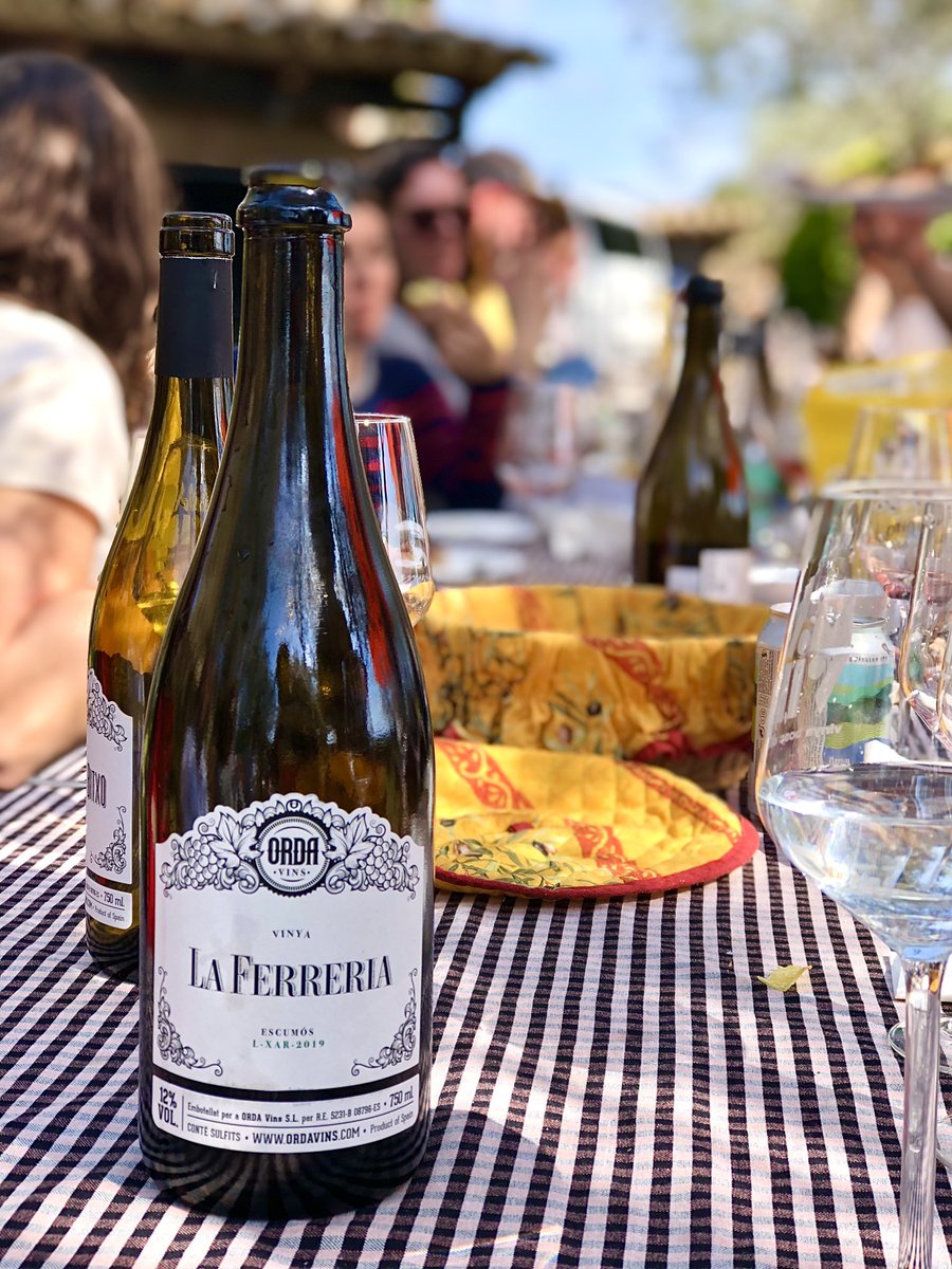 La Bombolla sempre ens ha acompanyat en els dies de celebracions. És molt de casa! I la Revetlla de Sant Joan és sens dubte una d’aquestes festivitats on acompanya tota taula ben parada! Sigui quin sigui el gust de cadascú, brindeu si podeu demà amb bombolles!!
Bona Revetlla!! 🥂