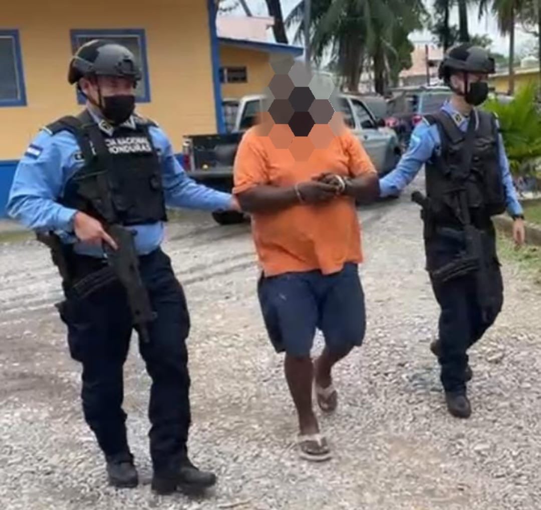 dpi_honduras's tweet photo. #ResultadoDeImpacto
Con la finalidad de dar respuesta a un hecho criminal acaecido en la zona atlántica del país, capturamos a sujeto por dar muerte de varios golpes a un indigente en #LaCeiba #Atlántida #TrabajandoPorUnaMejorInvestigaciòn https://t.co/uGuFT5mrqj