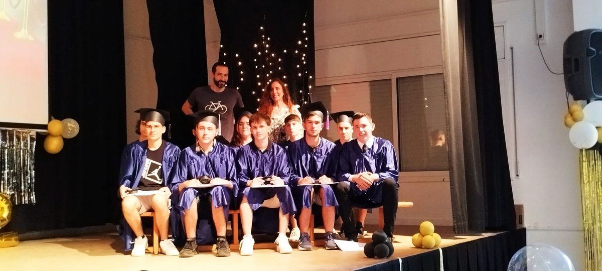 InsGabriela's tweet photo. Aquesta tarda s'ha celebrat l'acte de graduació dels alumnes del cicle formatiu de grau mig SMX2. Felicitats a tots i a totes!! 👨‍🎓👩🏻‍🎓
#somgabriela #FPGabriela #SMX2 #graduació https://t.co/gy5EsZEE1g