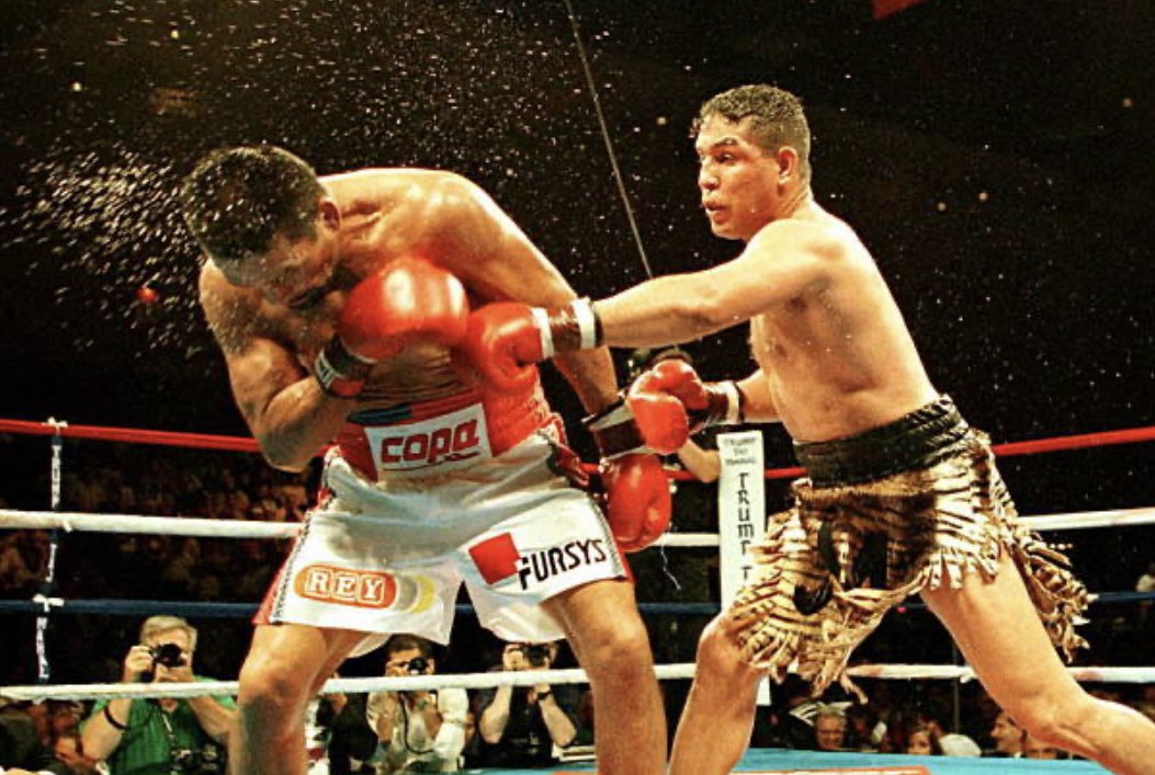 jeffreyboxe's tweet photo. 22 juin 1996: Hector Macho Camacho (79-6-3, 38 ko’s) 4 fois champion l’emporte par décision contre le toujours dangereux Roberto Duran (103-16, 70 ko’s) #boxe #boxing #OnThisDay #boxeo #boxen #boxers #Histoire #History #Macho #MachoTime https://t.co/MzLOwuxEF5