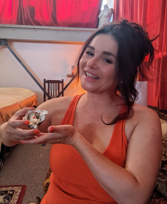 I had a super sweet date last night.  I was hand fed oyster after oyster, so delicious + dreamy.  Thanks<a href="/tag/mvsales"class="tags"><span>#mvsales</span></a>
