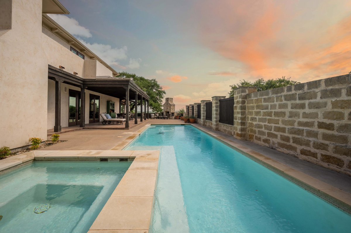 ThomasATXCo's tweet photo. Patio Life 
•
#patiodesign #patiodecor #patio #homeforsale #firepit #sunset #sunsetlovers #lappool #poollife #dip #milliondollarlisting #southwesternstyle #listingagent https://t.co/2eiXPqaLdg