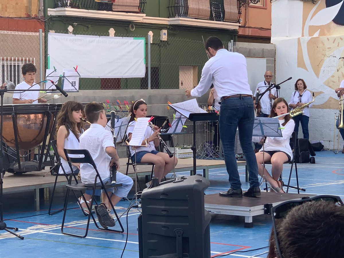 Els conjunts de l'escola de l'#SMUP van realitzar els concerts final de curs aquest dissabte al pati de #ZonaSantiago 

Després, acabàrem la vetllada amb un bon got d'orxata i fartons.

Agraïm a <a href="/delpatialbarri/">Zona Santiago</a> la cessió de l'espai, lloc de cultura i referència al #Cabanyal