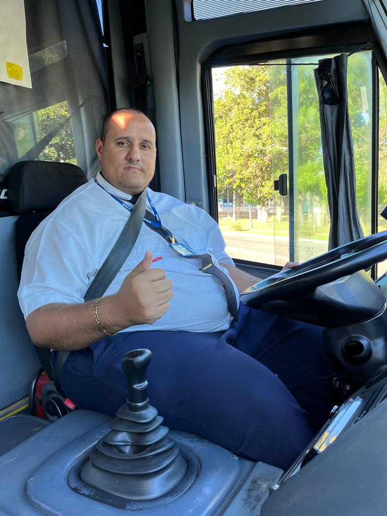 SOGIL_Oficial's tweet photo. #Elogiado 🏅🚍👏🏽
O Motorista Fagner recebeu um elogio. Confira:
🗣️ "Gostaria de fazer um agradecimento e parabenizar o Motorista Fagner do fretamento da TDK. Esqueci uma jaqueta no ônibus, ele se importou, foi atrás me ajudando a recuperar e a trouxe até a empresa".
#SOGIL https://t.co/EPQ9Q6DPlk