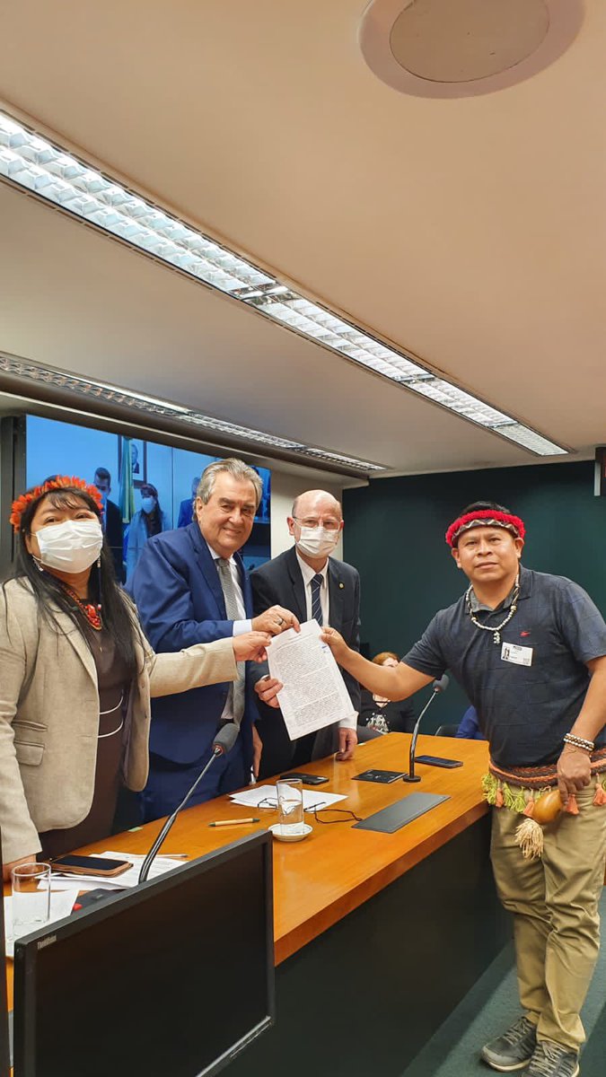 Na luta pela garantia da continuidade das Universidades Interculturais. Eliel Benites, Diretor da FAIND entregando documento de resistência para <a href="/JoeniaWapichana/">Joenia Wapichana</a> #resistefaind