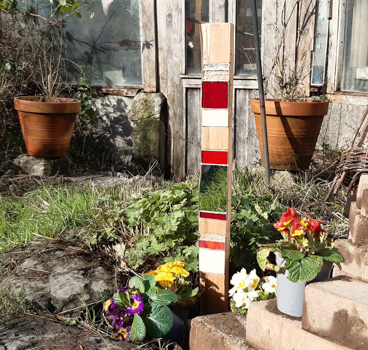RoopDoopD's tweet photo. Wood and Glass Garden Sculpture. Stained Glass Mirror Decoration. Reclaimed Wood Garden Art https://t.co/SN4IYyccX6 #Etsy #ChickenPink #HomeDecoration https://t.co/sgNqzlwx5R
